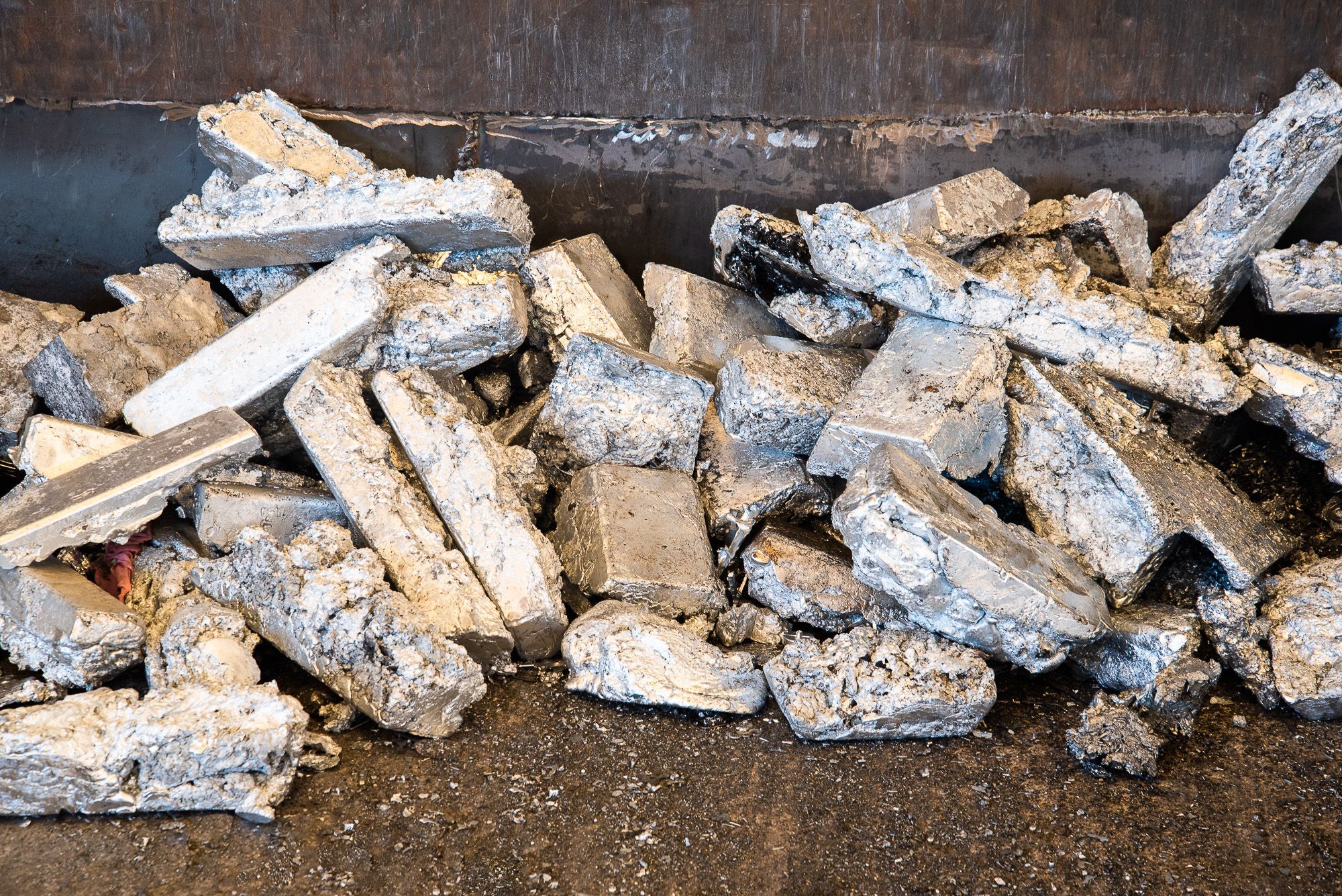 Escorias, lingotes de aleacion de zinc de alta pureza